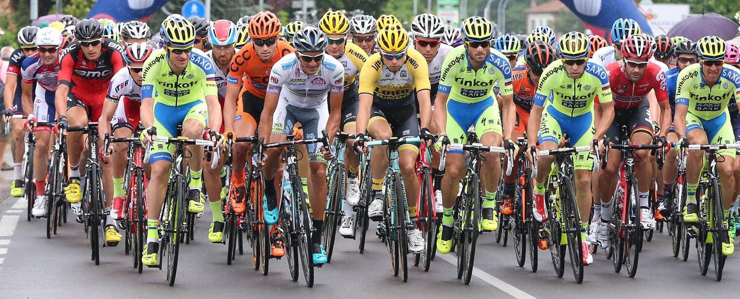 Il gruppo compatto di corridori mentre percorre l&#39;11 tappa, da Forli a Imola, del 98 Giro d&#39;Italia (Ansa)
